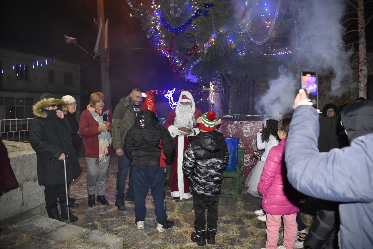 Дядо Коледа, село Градево, коледни светлини