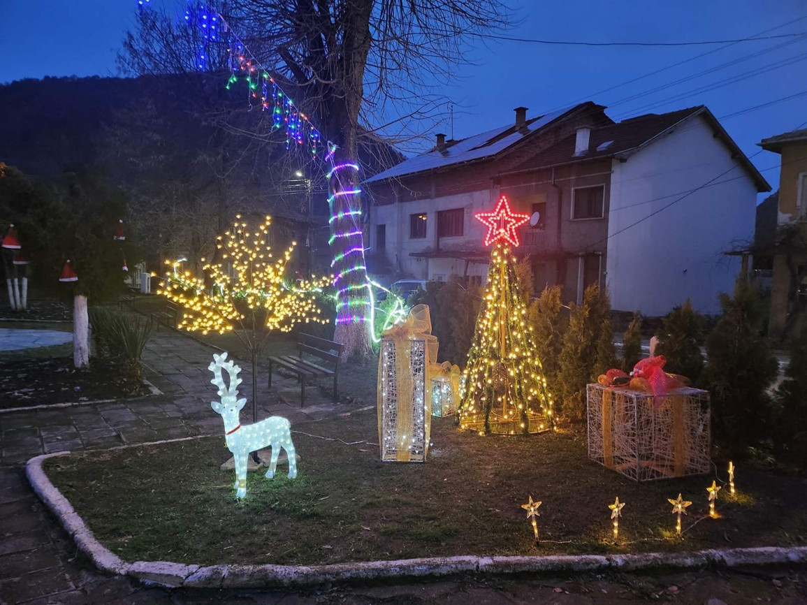 село Брежани, Дядо Коледа, коледни светлини