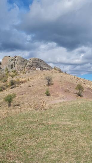 Община Симитли, Коматински скали