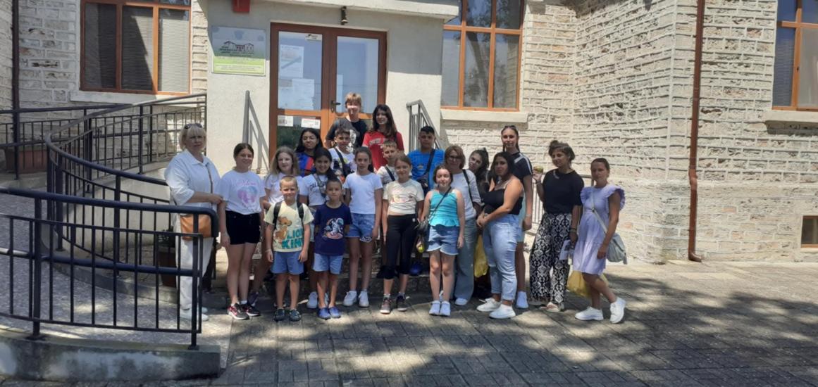 Община Симитли (121), Националната програма „България – образователни маршрути“ (3095), СУ Крупник (330), ученици (129)