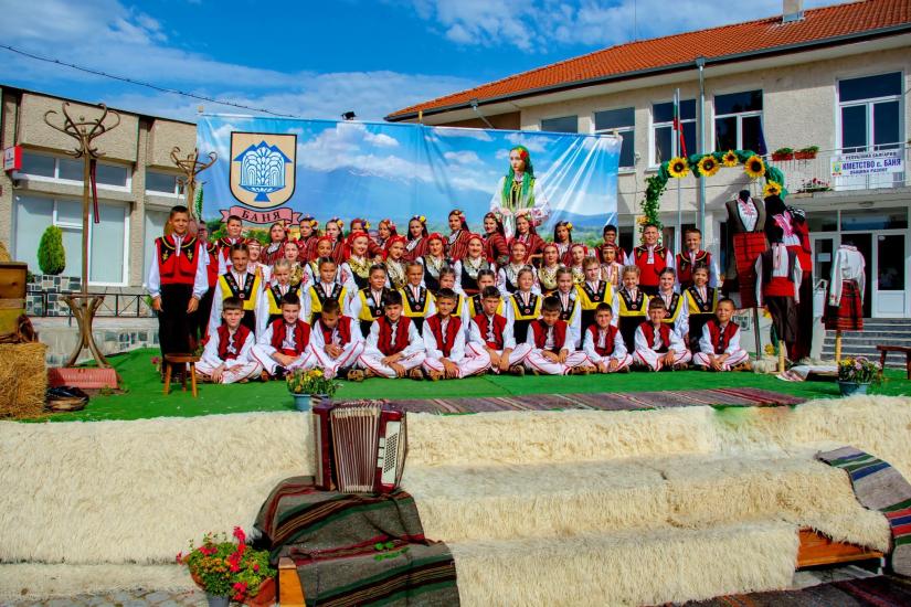 Община Симитли (121), Национален конкурс (789), национален конкурс „Свири ми се, пее ми се, оро ми се игра“, ДТС Изворче (595), ФТА Веселие (425), първо място (1422)