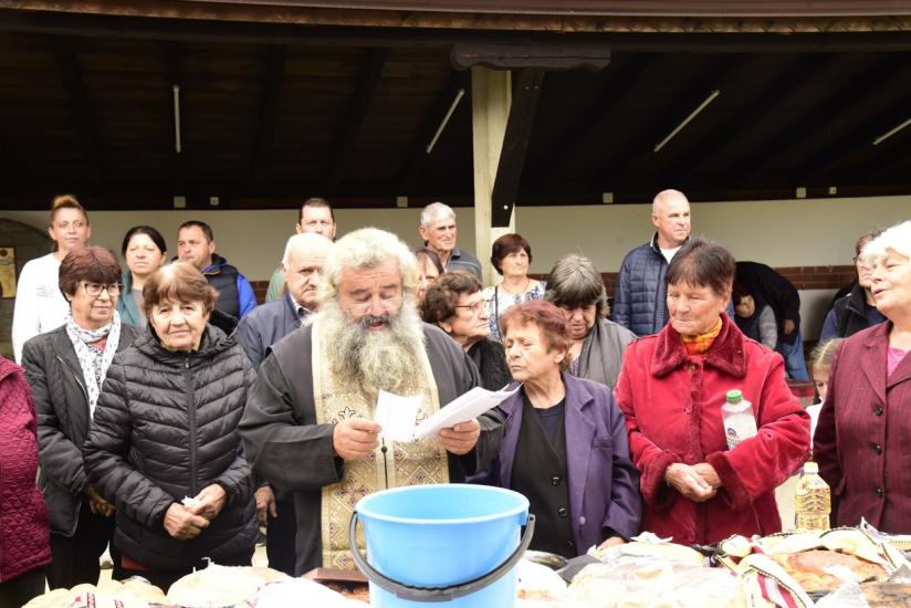 Света Петка, Тросково, Апостол Апостолов, курбан, в аванс