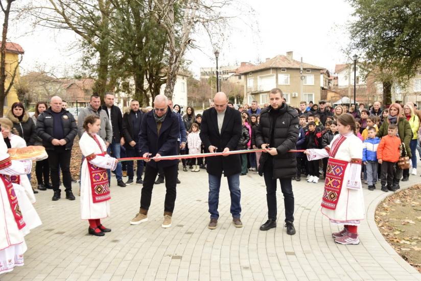 Апостол Апостолов, Стефан Апостолов, рязане на лента, обновен парк в Крупник, село Крупник, Александър Равначки, ремонт на парка в Крупник