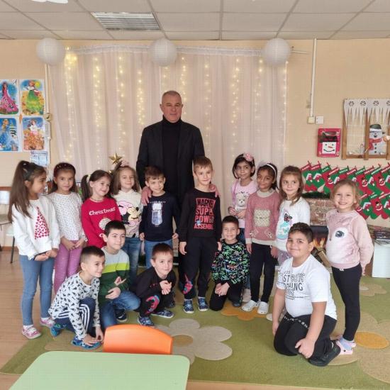 Коледен гост, ДГ РАдост, Апостол Апостолов