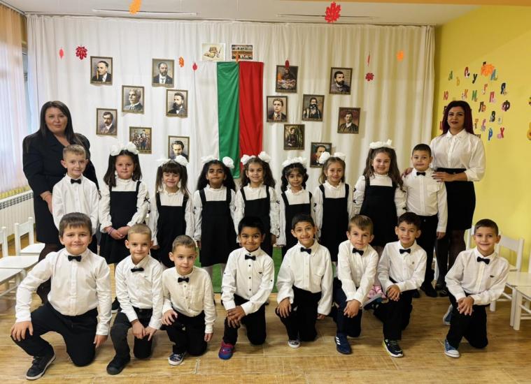  Община Симитли (121), Ден на народните будители (675), група Звездички, Рецитал (239)