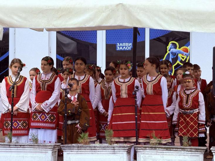 Община Симитли (121), Апостол Апостолов (206), село Крупник (143), Александър Равначки (1767), Празник (38), 8 ноември (3354), Архангеловден (685), Св. Архангел Михаил (682), 90 годишнина (3336), 90 години от освещаване на църквата в Крупник