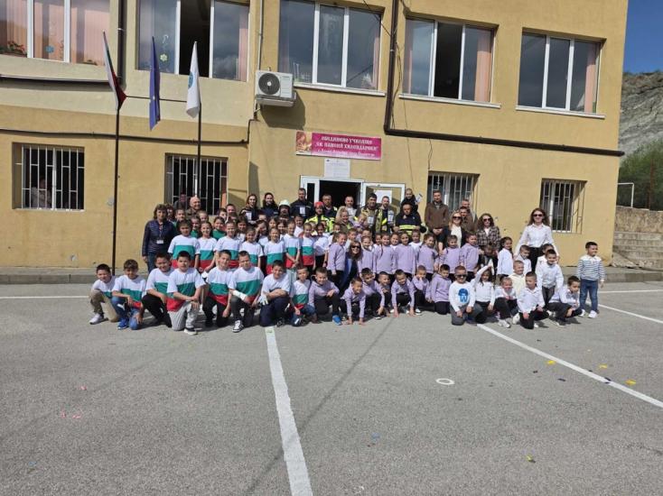 Днешният ден в Обединено училище „Св. Паисий Хилендарски“ – с. Долно Осеново премина изключително вдъхновяващо, емоционално и изпълнено с много дейности, посветени на 20 април – Деня на паметта и природата и отбелязването на 150 години от Априлското въстание.  Празничната програма започна в 08:30 часа с кратък рецитал „Стихове на свободата“, в който ученици от начален етап рецитираха вдъхновяващи произведения в училищния двор. С много чувство и вълнение децата припомниха значението на свободата и героизма н