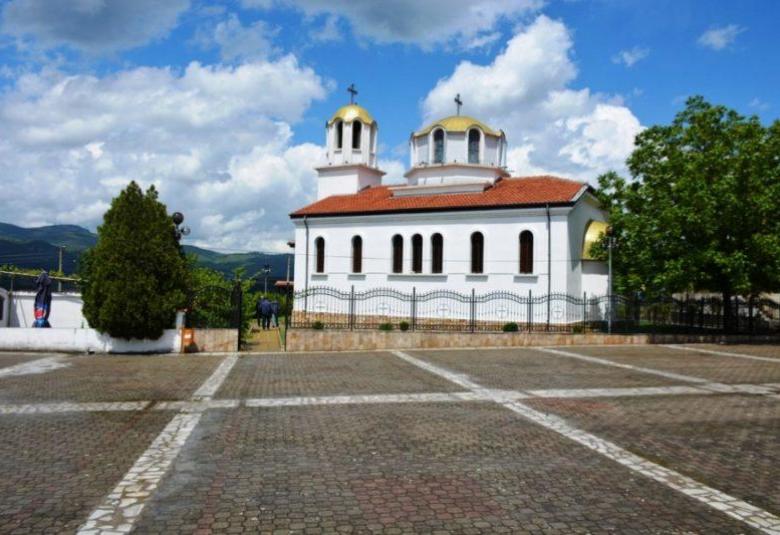 село Полето, център