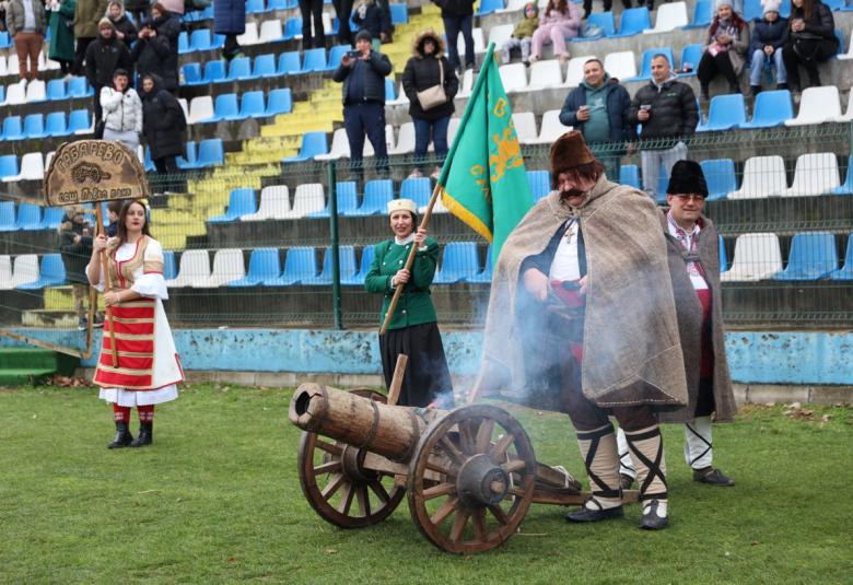 Община Симитли (121), Симитли Инфо (3418), „Симитлия – Древната земя на кукерите“ 2026 (3349), Апостол Апостолов (206), фестивал (615), кукери (78), традиции (857), Кукерският колектив и възрожденската група с черешов топ при НЧ „Обнова – 1869“ в с. Габарево (3597), община Павел Баня (3544), ръководител Димитър Гребачев (3598)