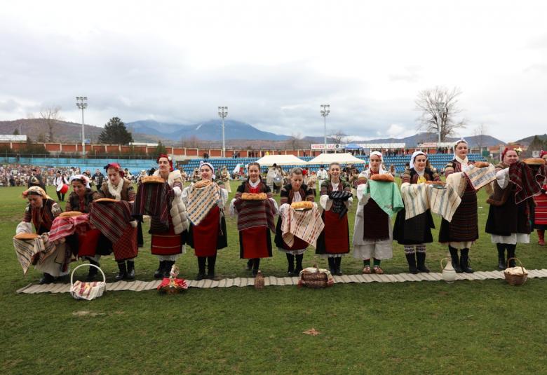 Община Симитли (121), Симитли Инфо (3418), Апостол Апостолов (206), „Симитлия – Древната земя на кукерите“ 2026 (3349), фестивал (615), урвакарската група към НЧ „Просвета – 1988“ в с. Гирчевци (3599), общ. Кюстендил (3600), ръководител Димитър Димитров (3601)