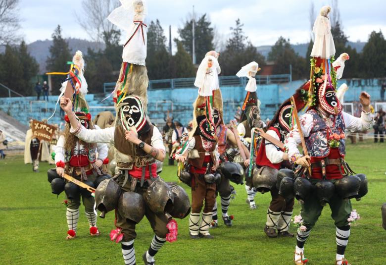 Община Симитли (121), Симитли Инфо (3418), Старците при НЧ „Светлина – 1904“ от с. Дунавци (3602), община Казанлък (3603), ръководител Дарина Илиева (3604), село Дунавци (3605), фестивал (615), „Симитлия – Древната земя на кукерите“ 2026 (3349), кукери (78)