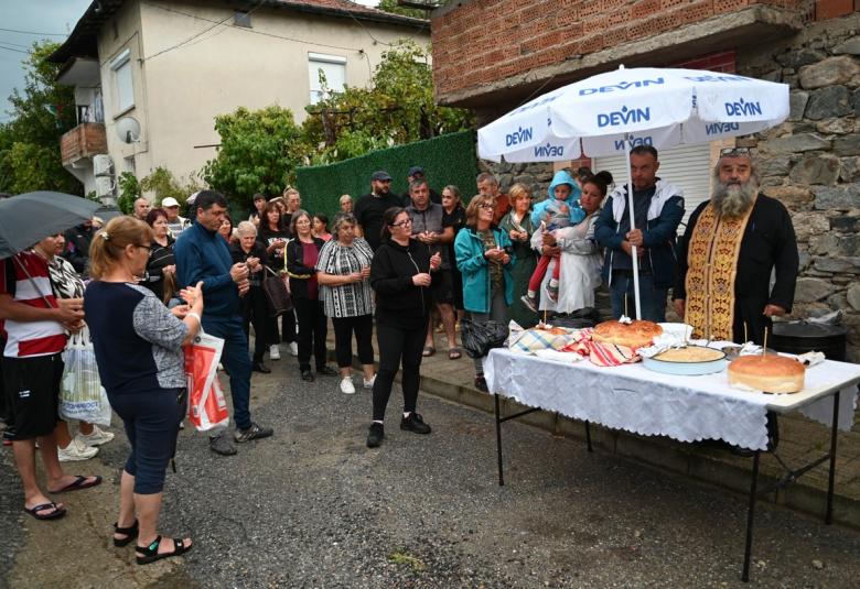  С молитва за здраве и спомен за близките: традиционният курбан събра съседите от улица „Родопи“