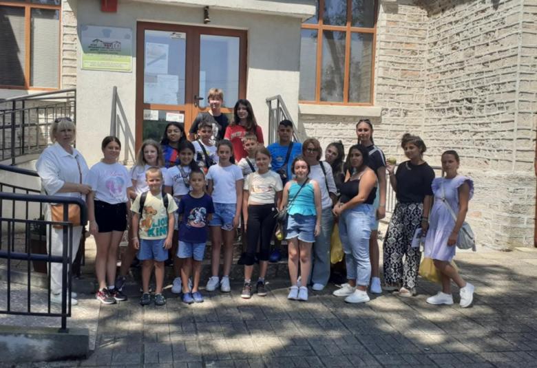 Община Симитли (121), Националната програма „България – образователни маршрути“ (3095), СУ Крупник (330), ученици (129)
