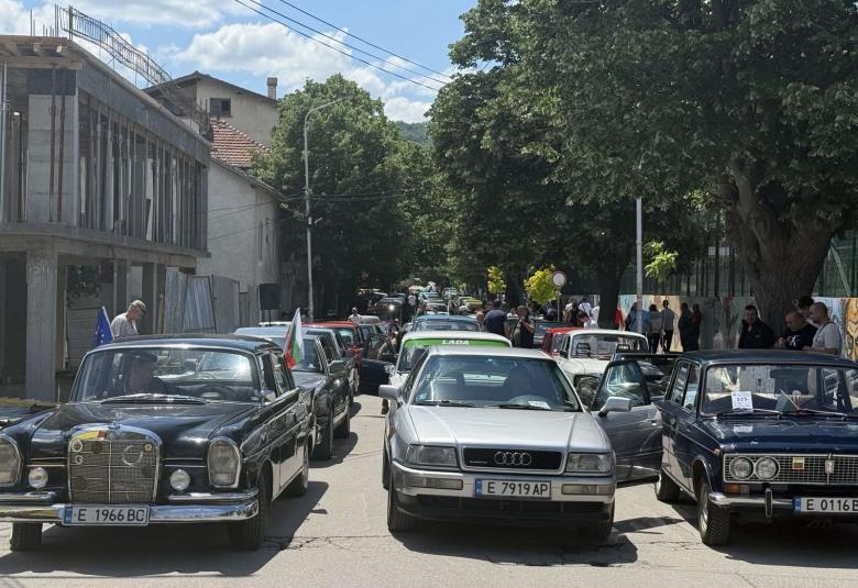 Симитли, ретро парад