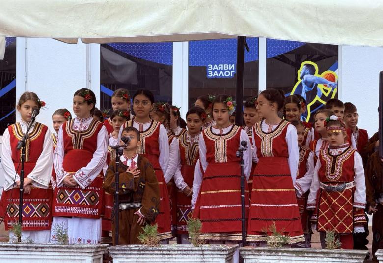 Община Симитли (121), Апостол Апостолов (206), село Крупник (143), Александър Равначки (1767), Празник (38), 8 ноември (3354), Архангеловден (685), Св. Архангел Михаил (682), 90 годишнина (3336), 90 години от освещаване на църквата в Крупник