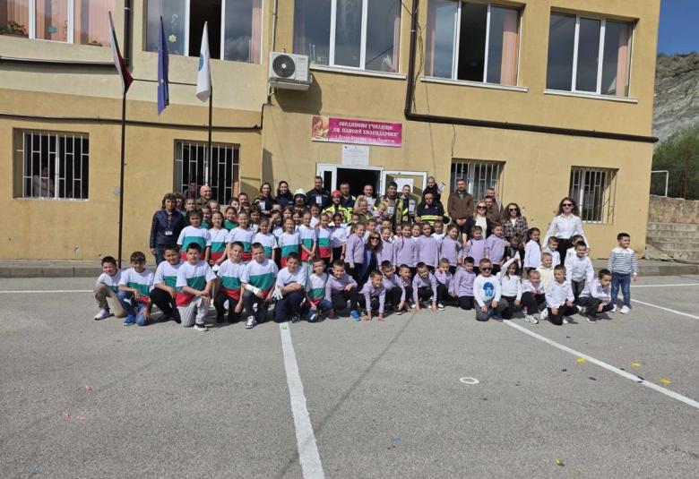 Днешният ден в Обединено училище „Св. Паисий Хилендарски“ – с. Долно Осеново премина изключително вдъхновяващо, емоционално и изпълнено с много дейности, посветени на 20 април – Деня на паметта и природата и отбелязването на 150 години от Априлското въстание.  Празничната програма започна в 08:30 часа с кратък рецитал „Стихове на свободата“, в който ученици от начален етап рецитираха вдъхновяващи произведения в училищния двор. С много чувство и вълнение децата припомниха значението на свободата и героизма н