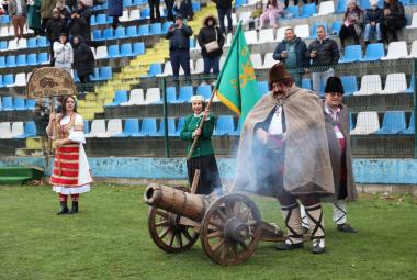 Община Симитли (121), Симитли Инфо (3418), „Симитлия – Древната земя на кукерите“ 2026 (3349), Апостол Апостолов (206), фестивал (615), кукери (78), традиции (857), Кукерският колектив и възрожденската група с черешов топ при НЧ „Обнова – 1869“ в с. Габарево (3597), община Павел Баня (3544), ръководител Димитър Гребачев (3598)