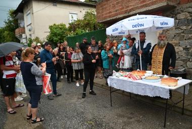  С молитва за здраве и спомен за близките: традиционният курбан събра съседите от улица „Родопи“