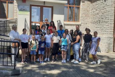 Община Симитли (121), Националната програма „България – образователни маршрути“ (3095), СУ Крупник (330), ученици (129)