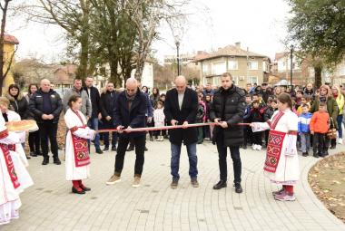 Апостол Апостолов, Стефан Апостолов, рязане на лента, обновен парк в Крупник, село Крупник, Александър Равначки, ремонт на парка в Крупник