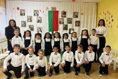  Община Симитли (121), Ден на народните будители (675), група Звездички, Рецитал (239)