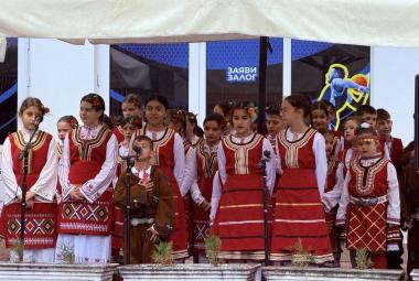 Община Симитли (121), Апостол Апостолов (206), село Крупник (143), Александър Равначки (1767), Празник (38), 8 ноември (3354), Архангеловден (685), Св. Архангел Михаил (682), 90 годишнина (3336), 90 години от освещаване на църквата в Крупник