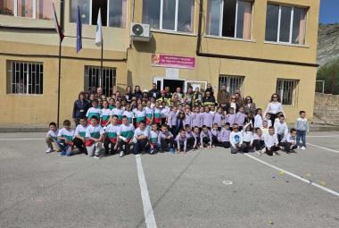 Днешният ден в Обединено училище „Св. Паисий Хилендарски“ – с. Долно Осеново премина изключително вдъхновяващо, емоционално и изпълнено с много дейности, посветени на 20 април – Деня на паметта и природата и отбелязването на 150 години от Априлското въстание.  Празничната програма започна в 08:30 часа с кратък рецитал „Стихове на свободата“, в който ученици от начален етап рецитираха вдъхновяващи произведения в училищния двор. С много чувство и вълнение децата припомниха значението на свободата и героизма н